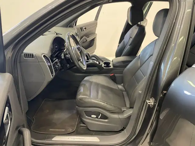 Porsche Cayenne view 8