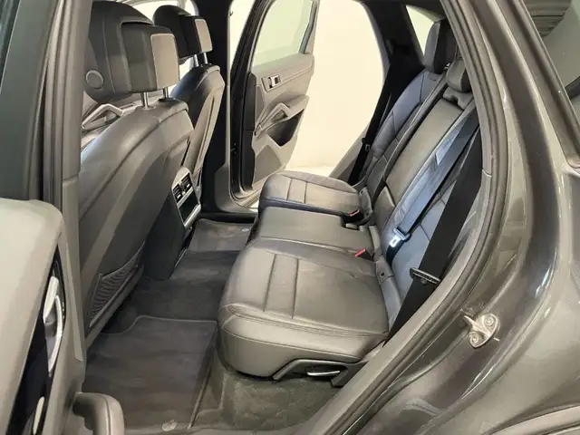 Porsche Cayenne view 9