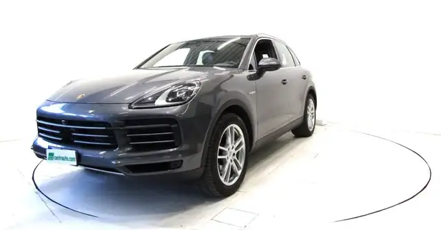 Porsche Cayenne view 3