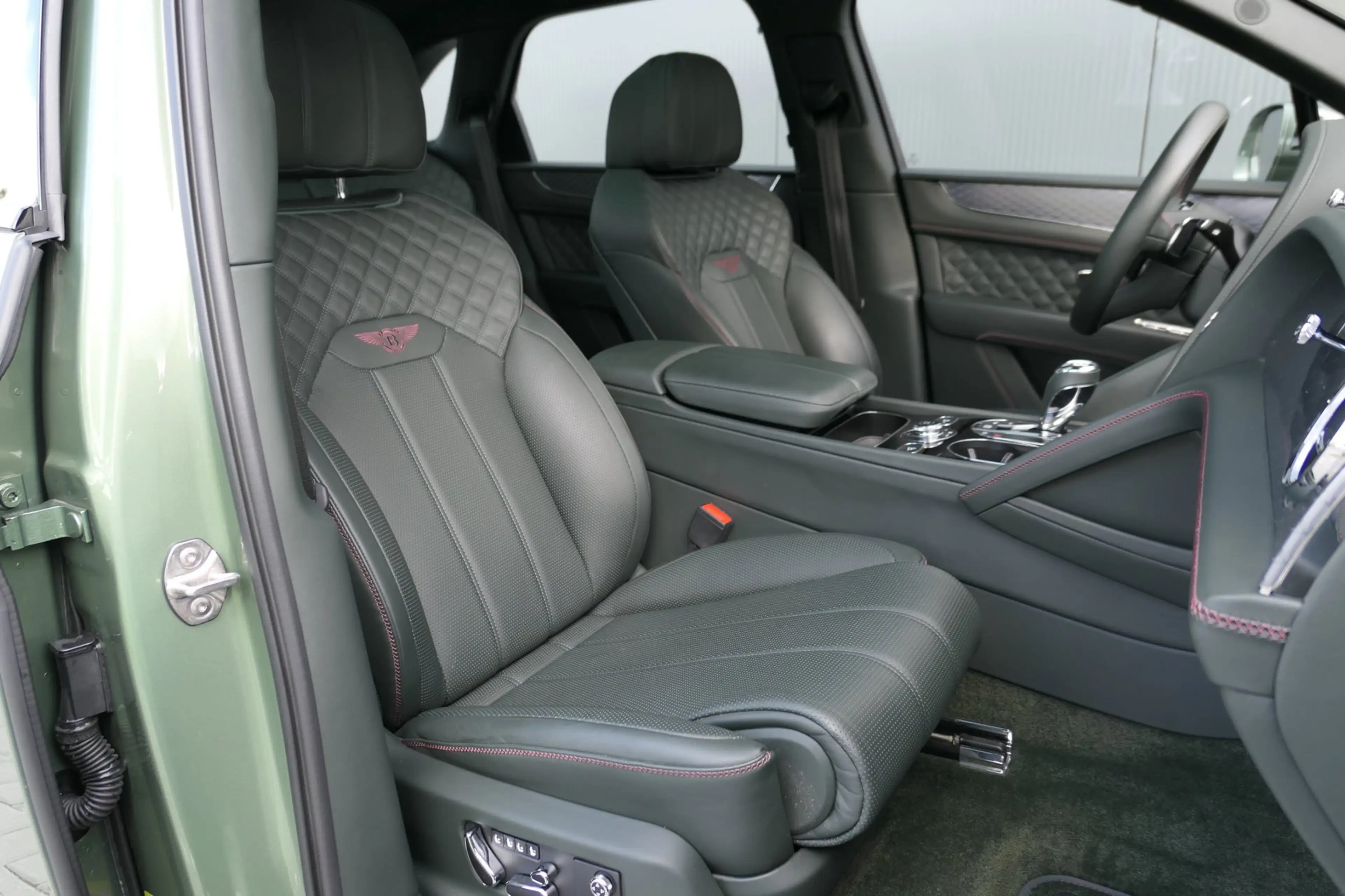 Bentley Bentayga 3.0 V6 Hybrid org. NL Carbon NAIM Massage Panorama — photo 28