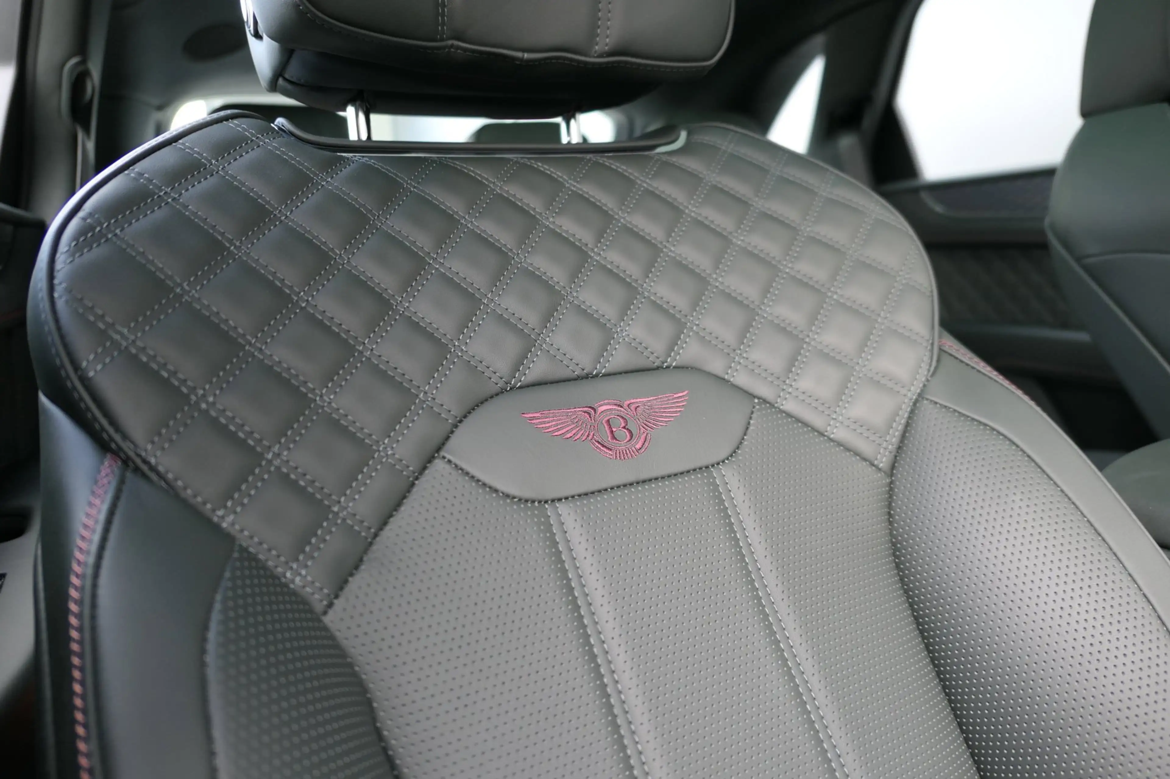 Bentley Bentayga 3.0 V6 Hybrid org. NL Carbon NAIM Massage Panorama — photo 37