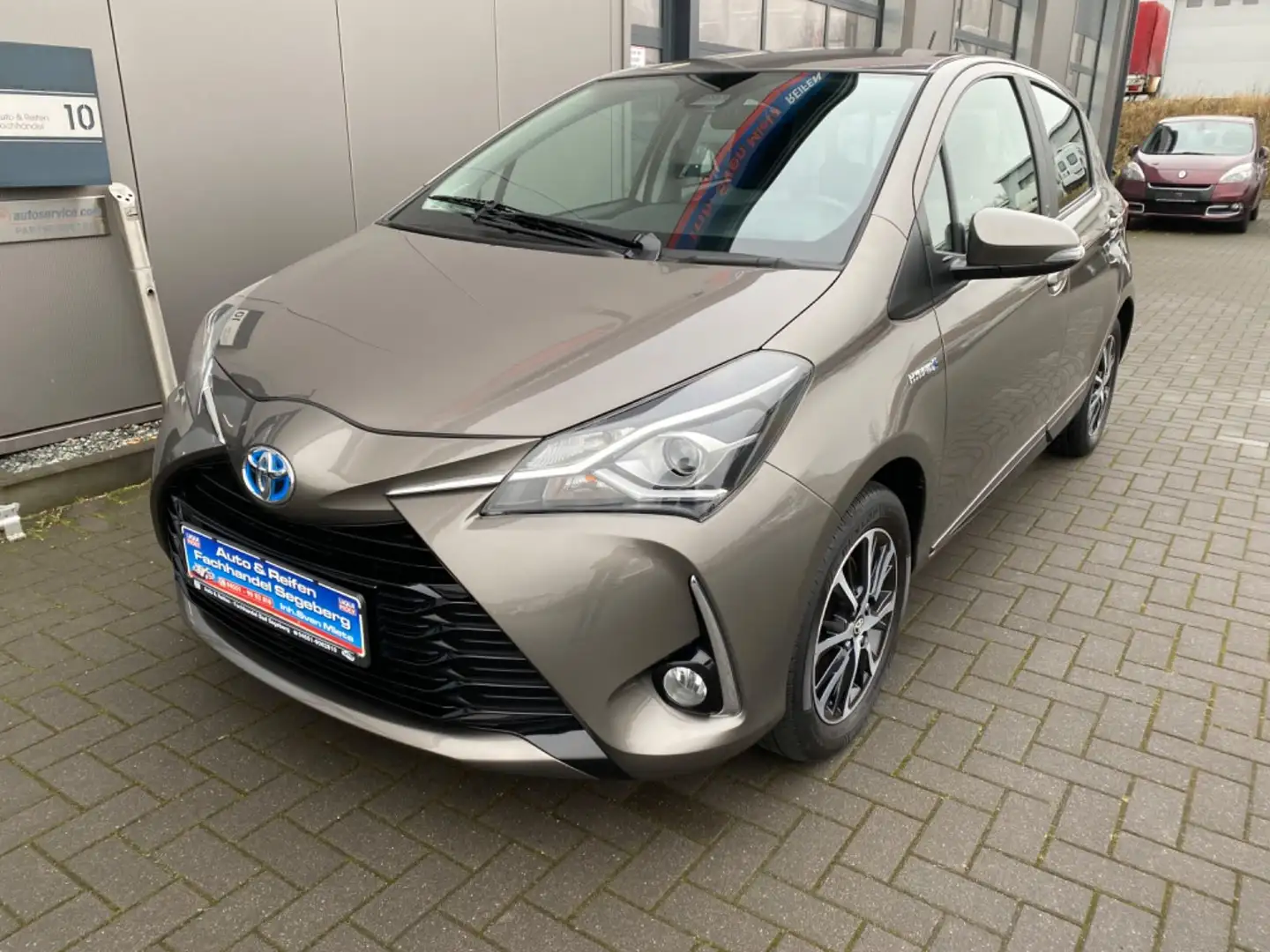 Toyota Yaris Hybrid 1.5 Team D AUTOMATIK*KAMERA*SITZHZG Grau - 1