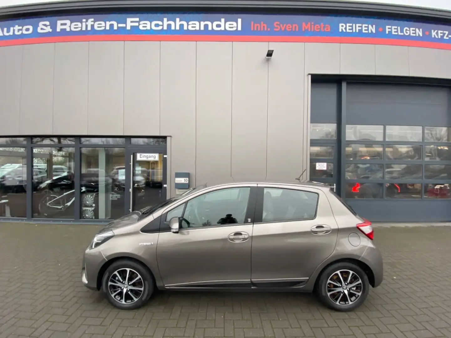 Toyota Yaris Hybrid 1.5 Team D AUTOMATIK*KAMERA*SITZHZG Grau - 2