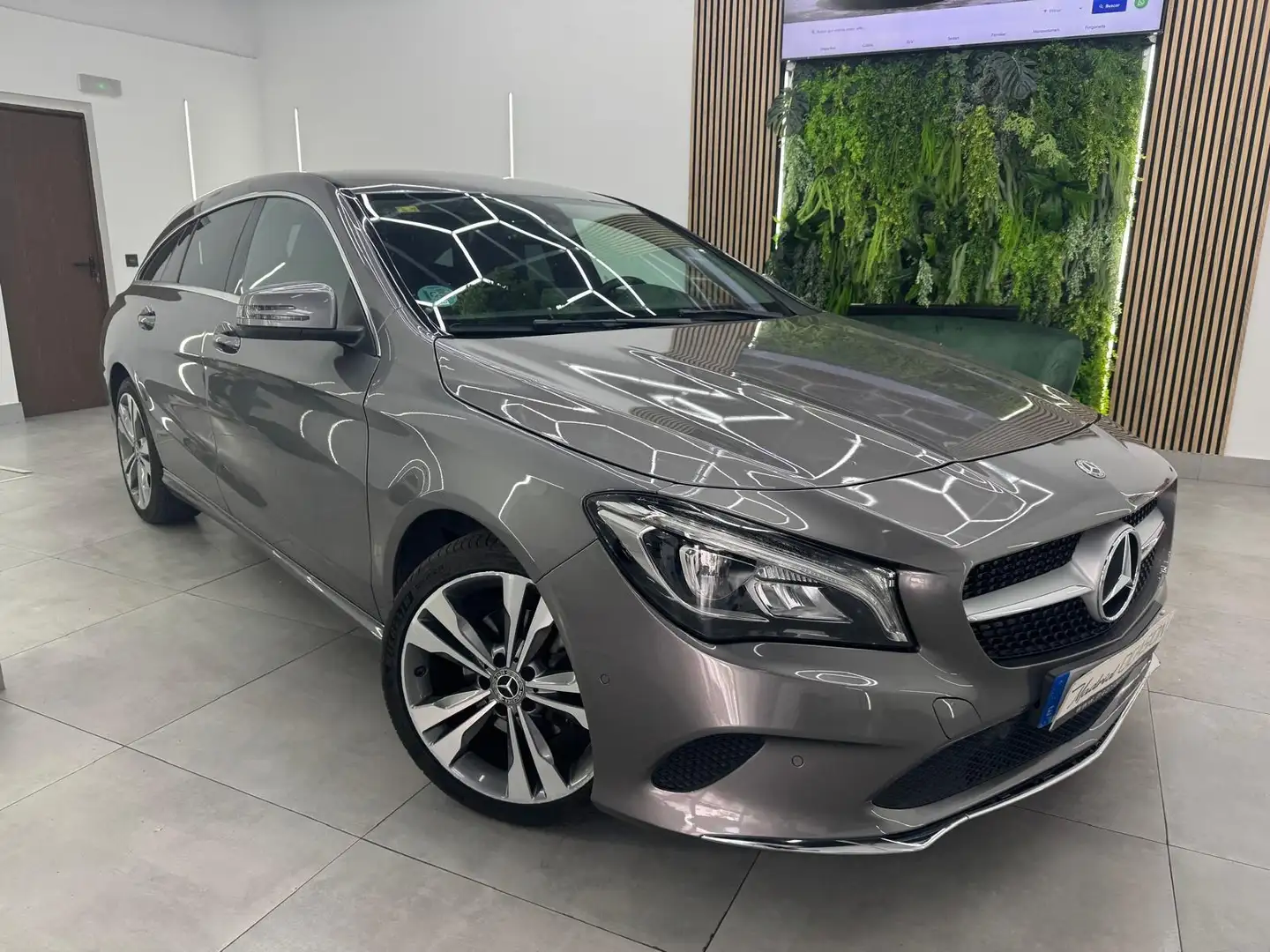 Mercedes-Benz CLA 200 Shooting Brake 200d 7G-DCT Gris - 2
