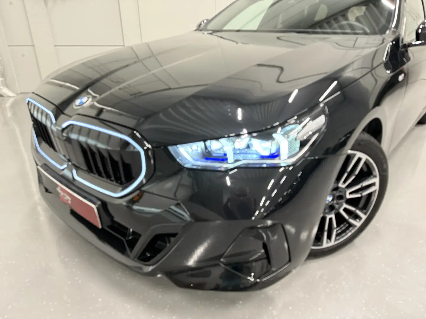 BMW 520 5-serie Touring 520i M-Sport ICONIC GRILLE PANO/TR Schwarz - 2