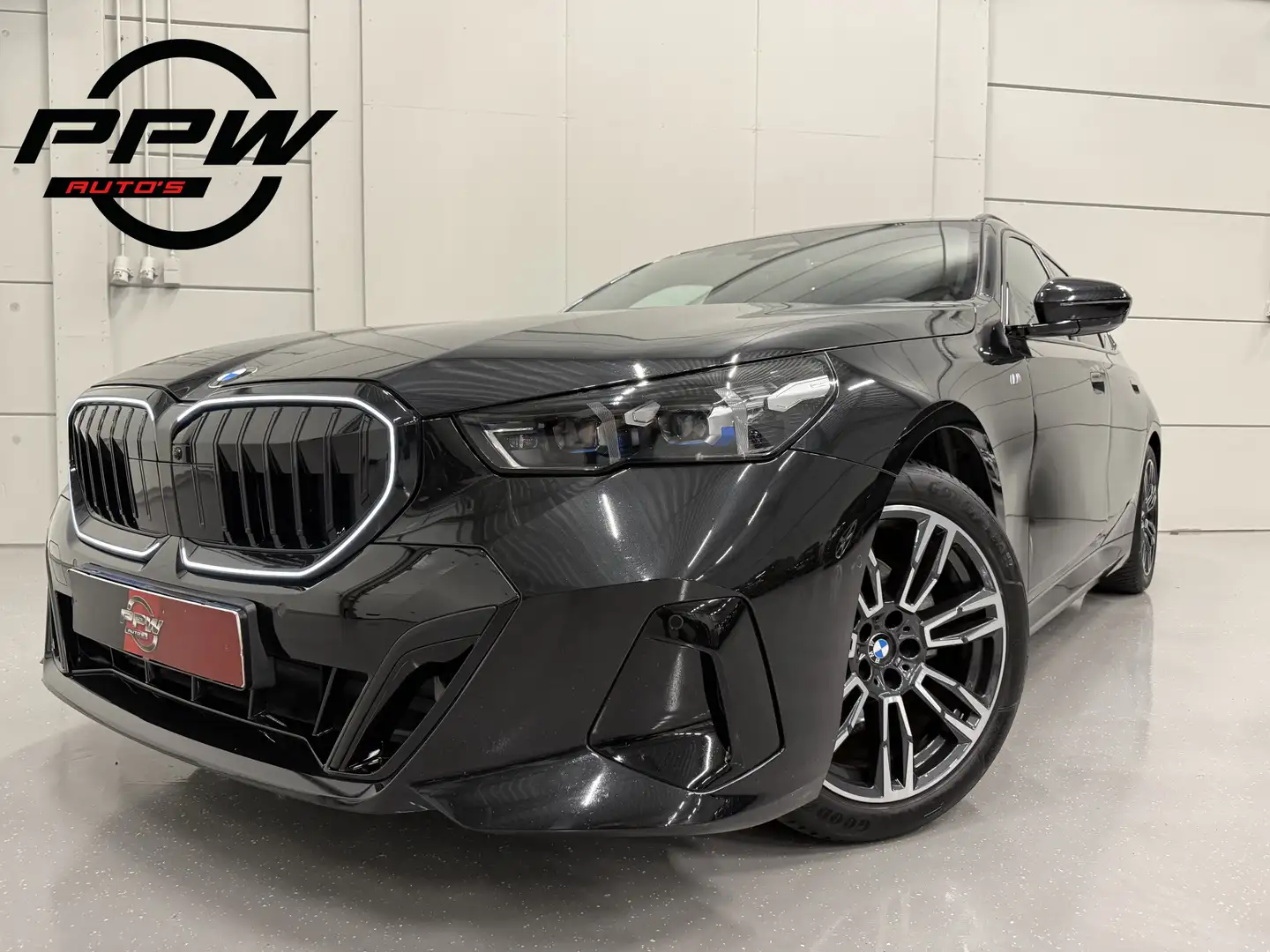 BMW 520 5-serie Touring 520i M-Sport ICONIC GRILLE PANO/TR Schwarz - 1