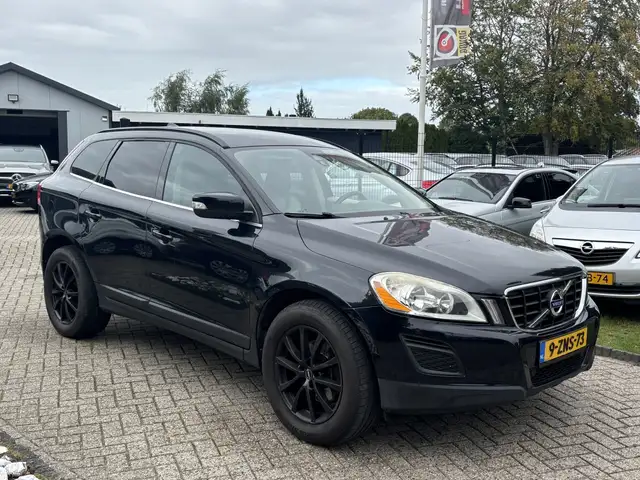 Volvo XC60 view 3