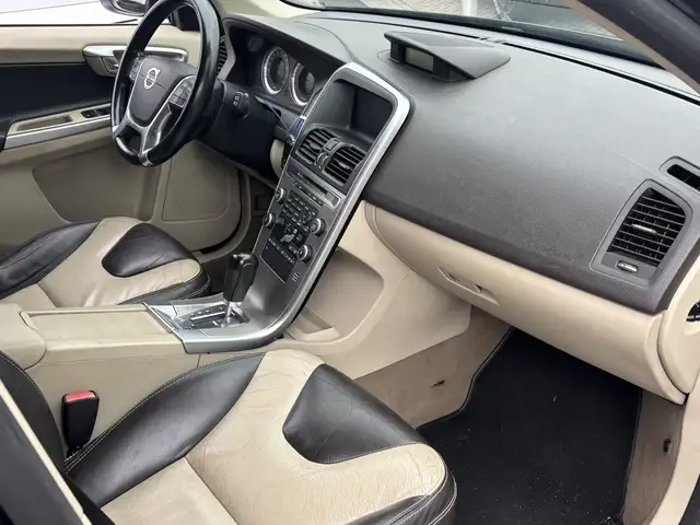 Volvo XC60 view 9
