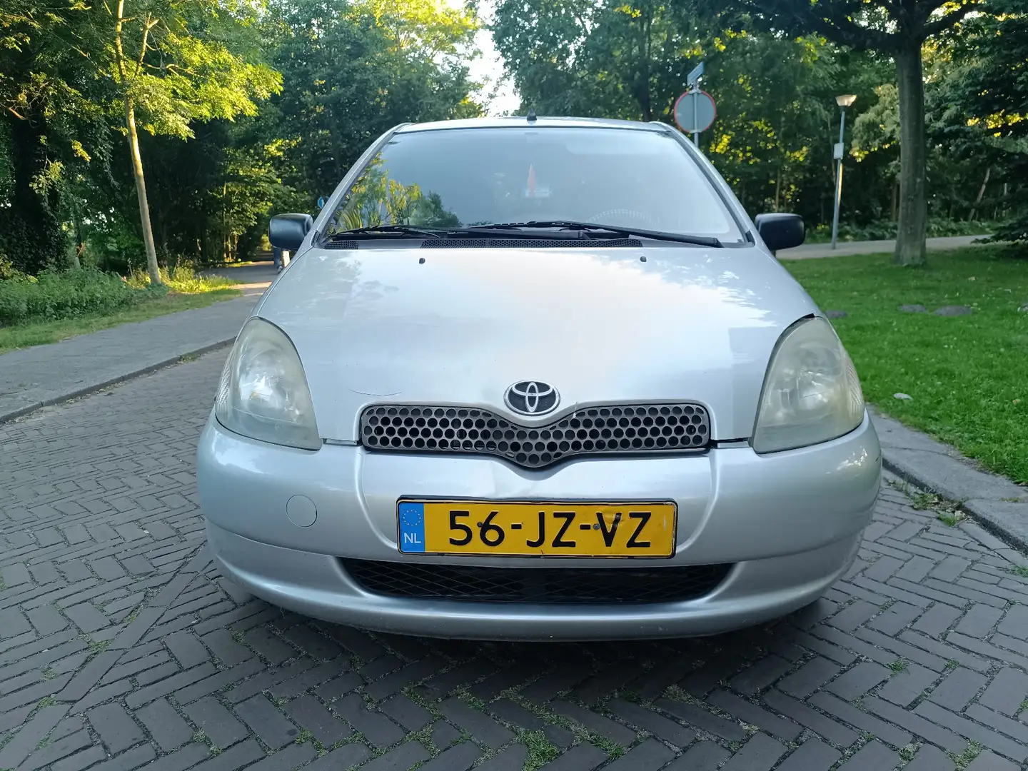 Toyota Yaris 1.3 VVT-i Sol *Automaat* Zilver - 2