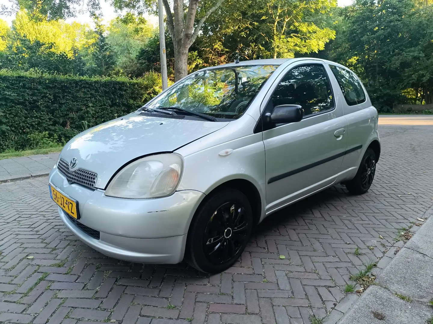 Toyota Yaris 1.3 VVT-i Sol *Automaat* Zilver - 1