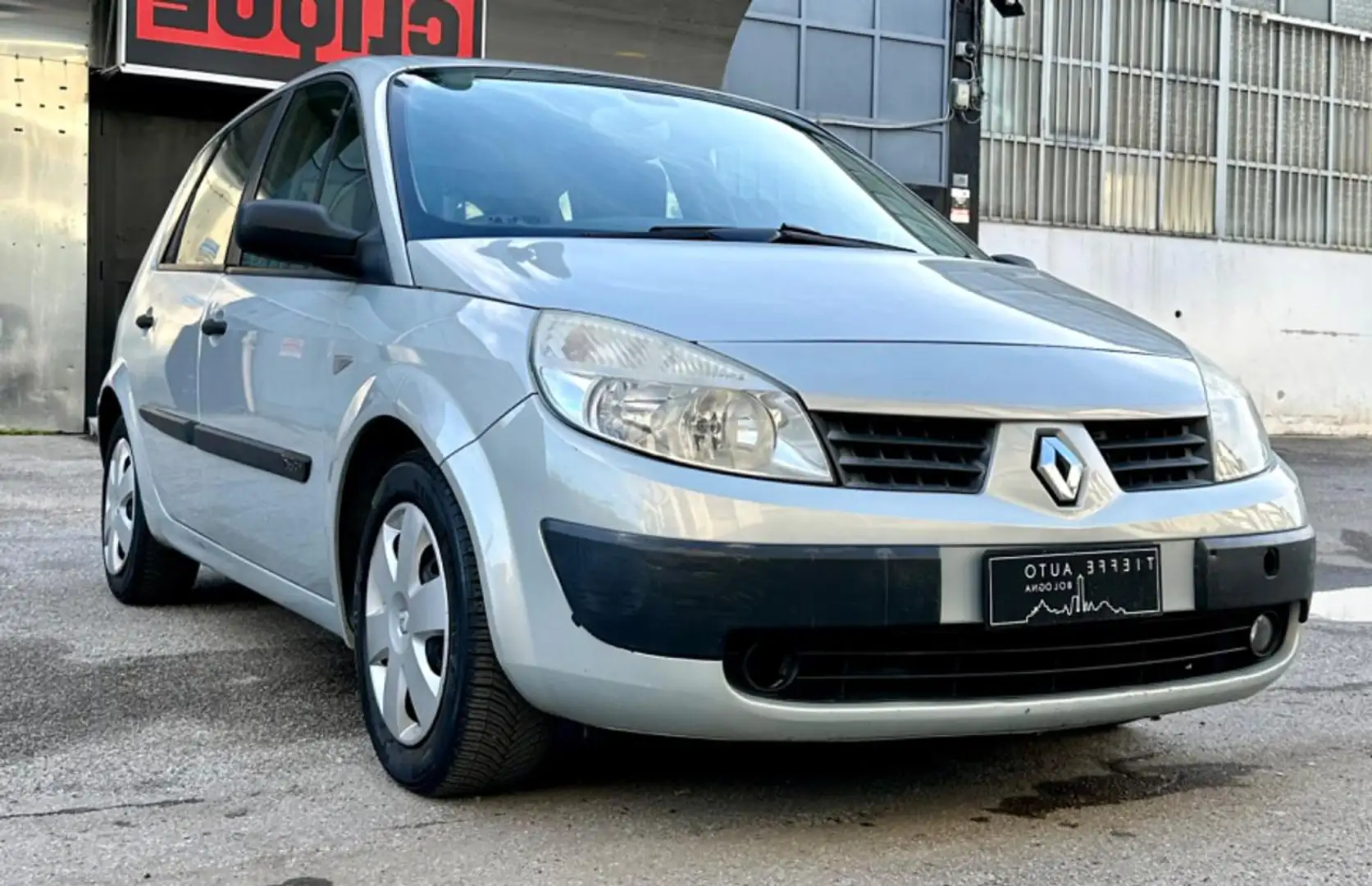 Renault Grand Scenic 1.9 dCi Confort Dynamique srebrna - 2
