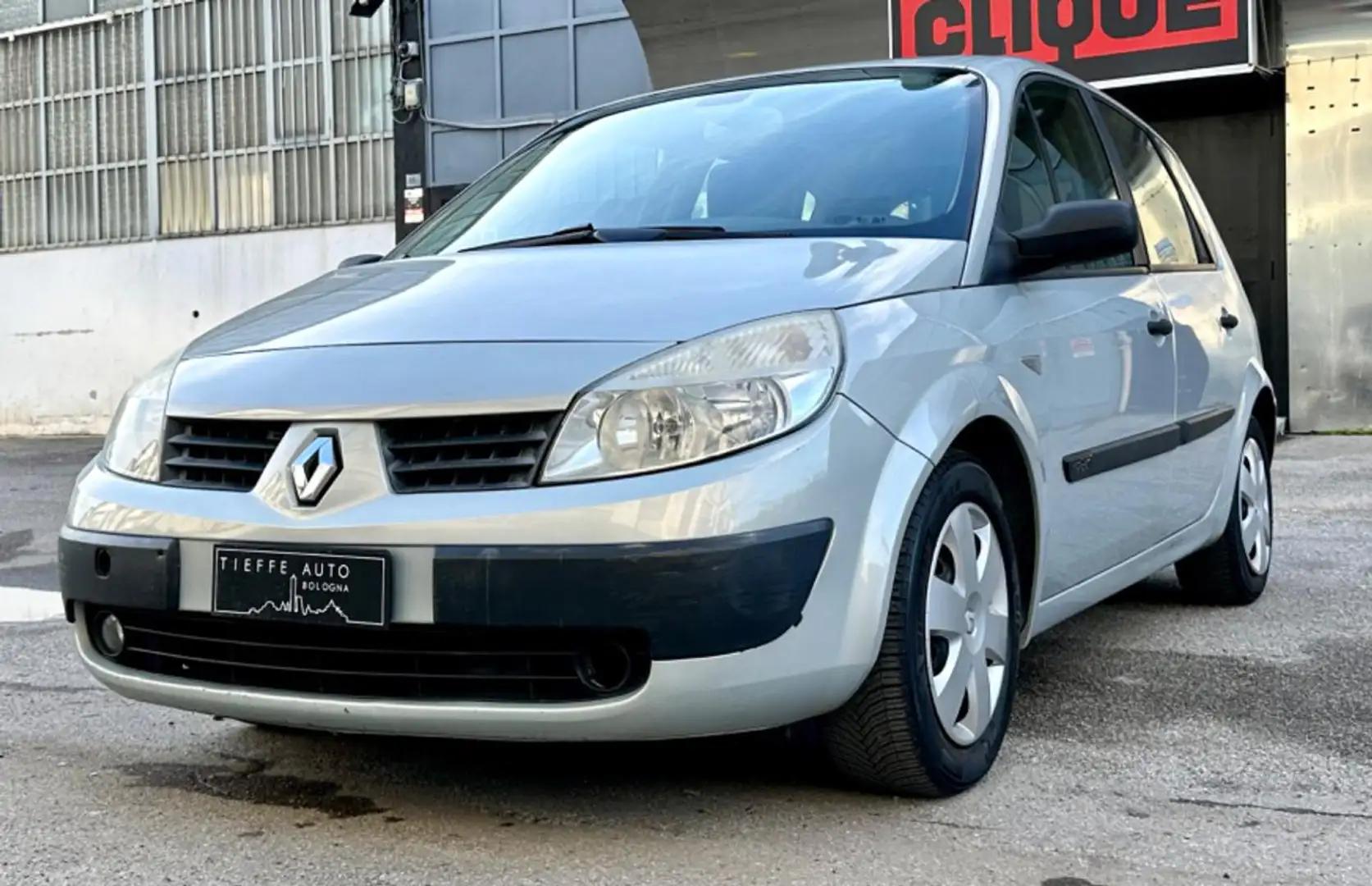 Renault Grand Scenic 1.9 dCi Confort Dynamique Srebrny - 1