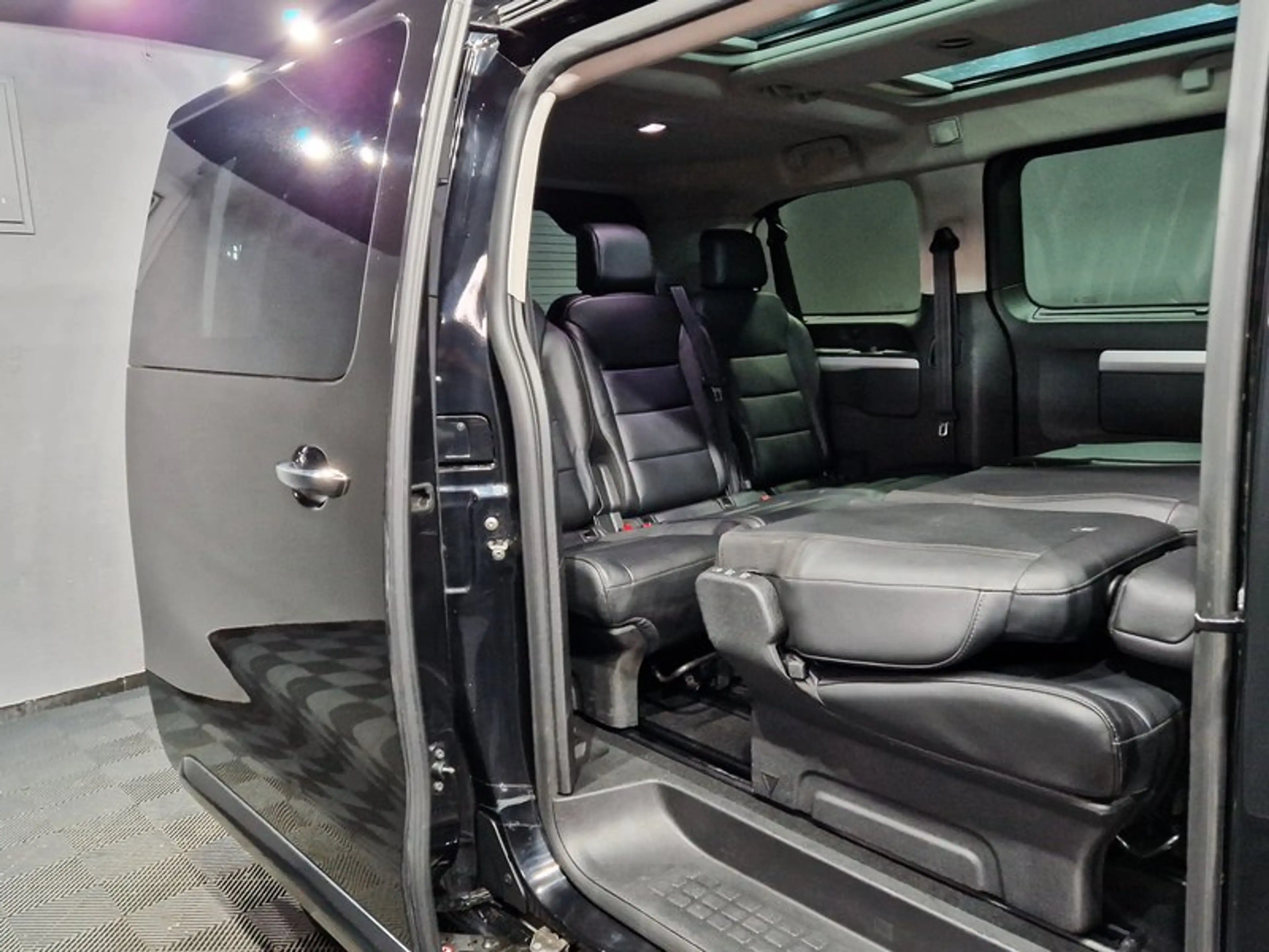 Peugeot Traveller Allure L2 |AUTOM|8 SITZER|LEDER|PANO|LED — photo 14