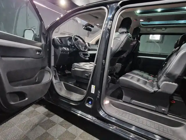 Peugeot Traveller view 9