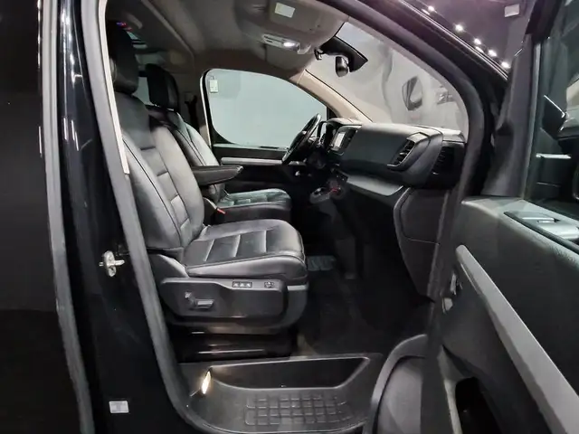 Peugeot Traveller view 12