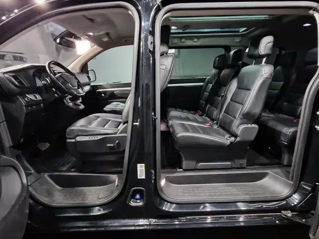 Peugeot Traveller view 10