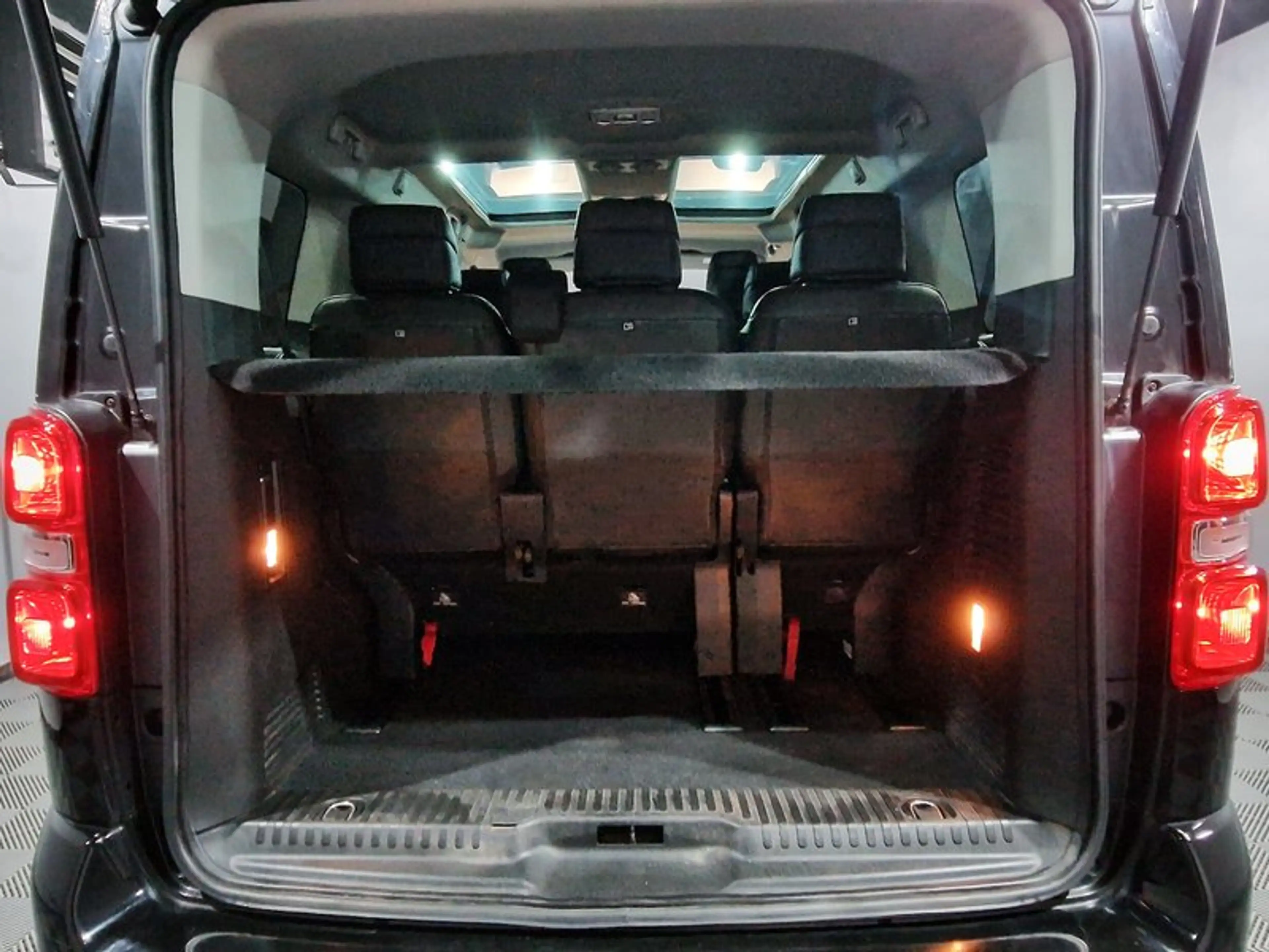 Peugeot Traveller Allure L2 |AUTOM|8 SITZER|LEDER|PANO|LED — photo 8