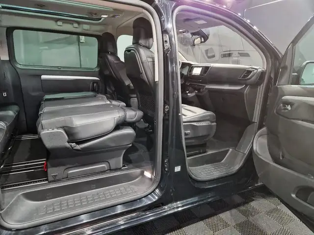 Peugeot Traveller view 13