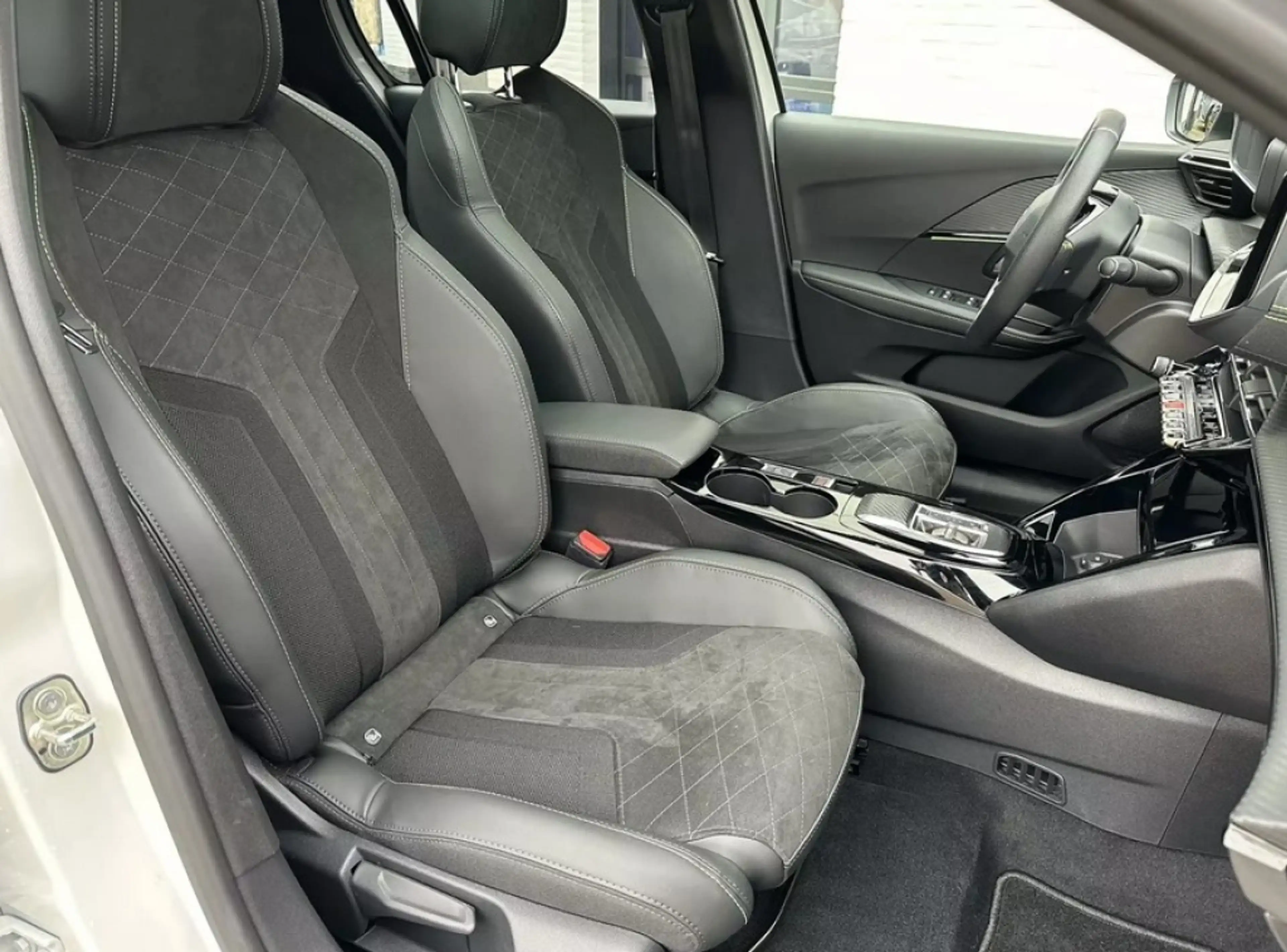 Peugeot e-208 EV 50kWh 136pk GT Pack — photo 13