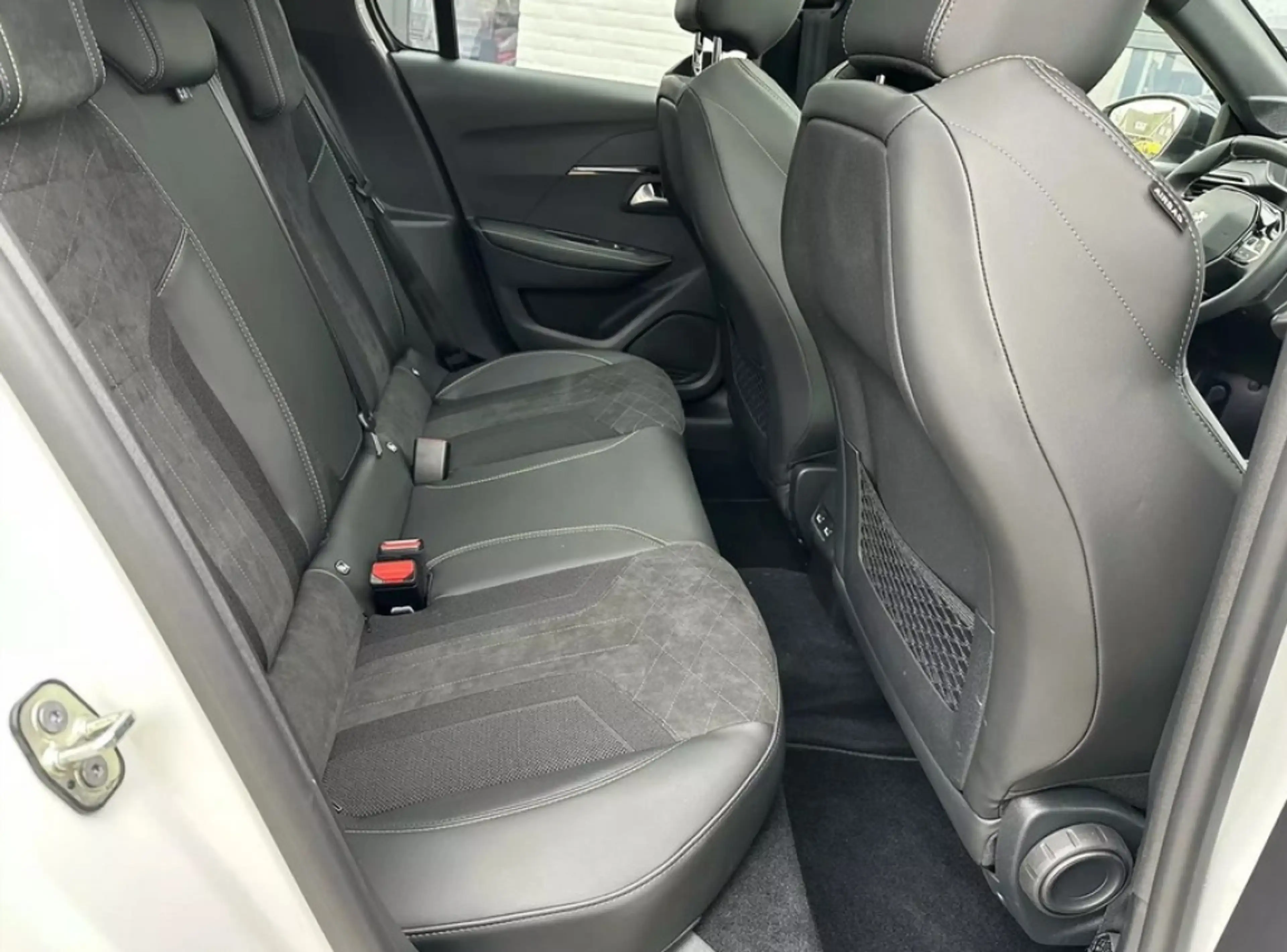 Peugeot e-208 EV 50kWh 136pk GT Pack — photo 14