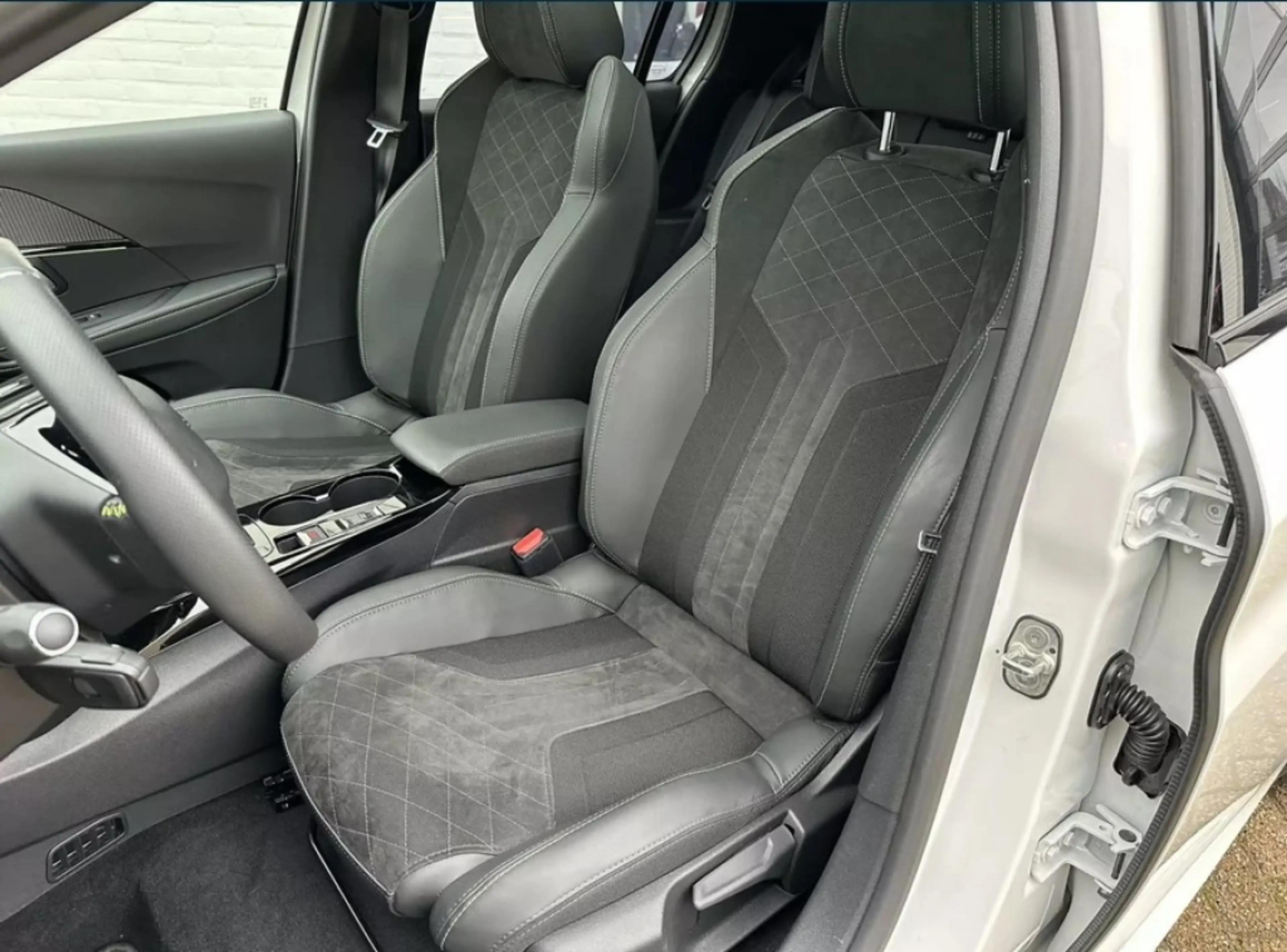 Peugeot e-208 EV 50kWh 136pk GT Pack — photo 11