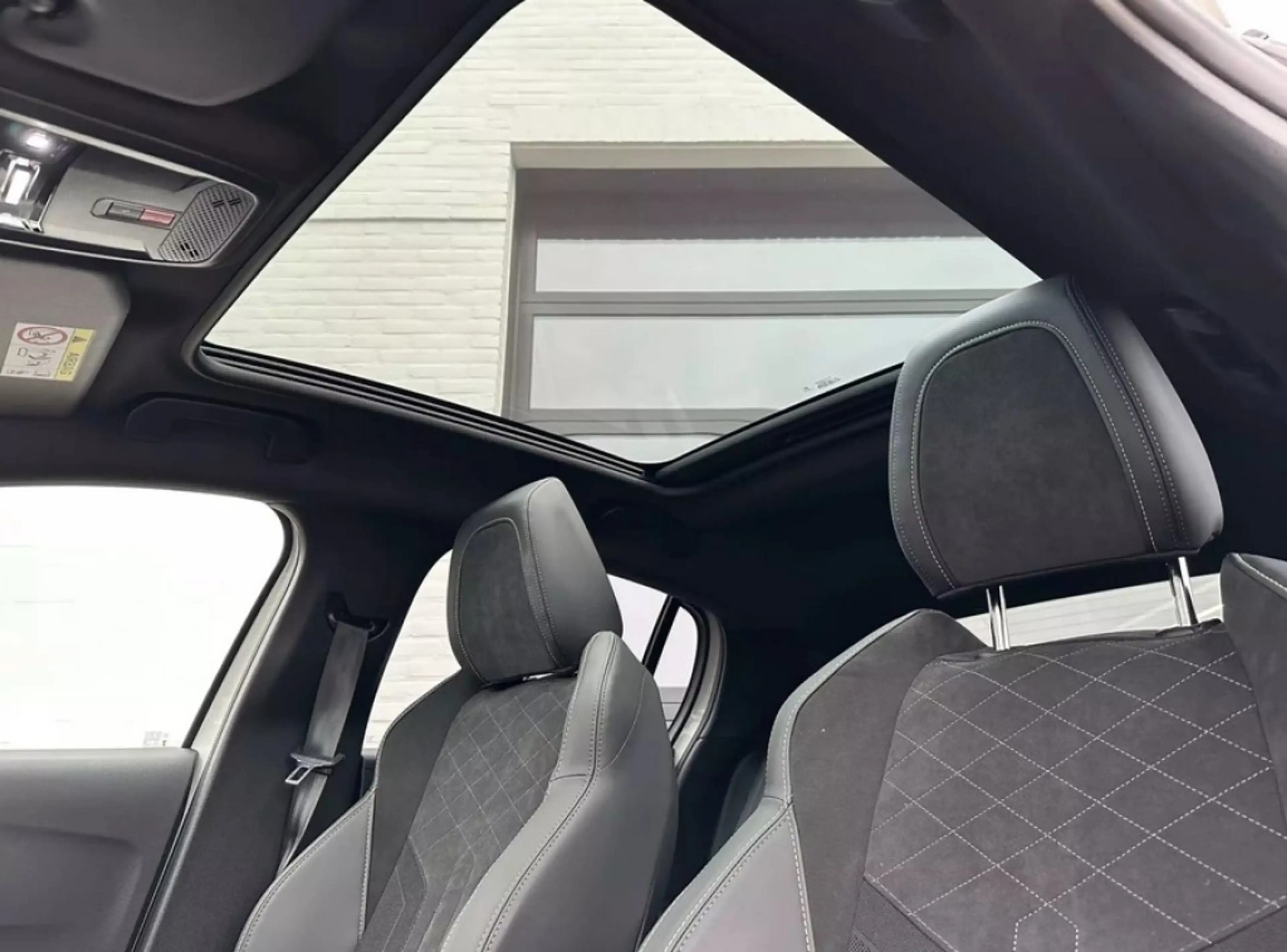 Peugeot e-208 EV 50kWh 136pk GT Pack — photo 15