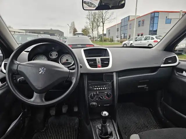 Peugeot 207 view 6