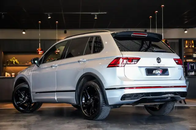 Volkswagen Tiguan view 3