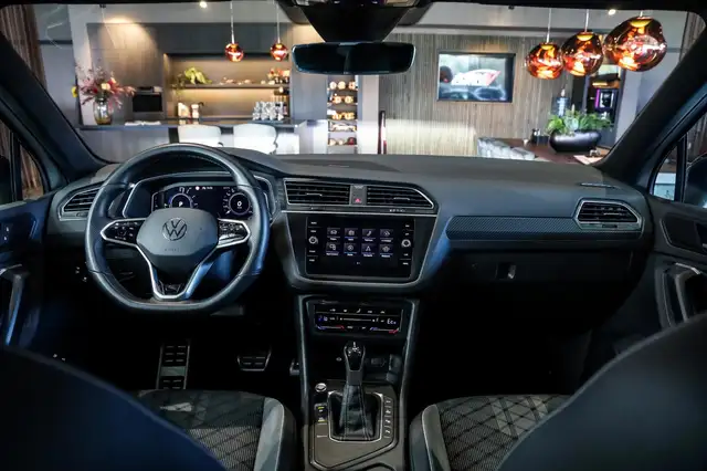 Volkswagen Tiguan view 4