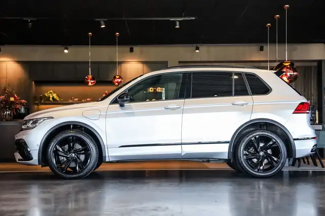 Volkswagen Tiguan view 2