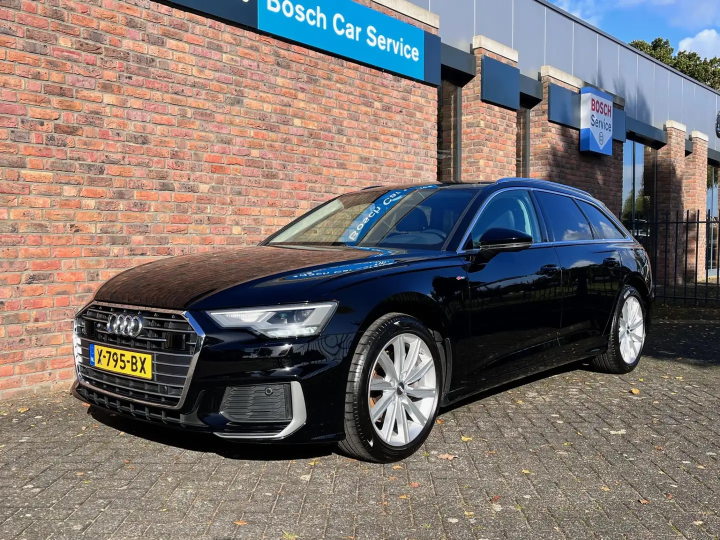 Audi A6 AVANT 45 TFSI 245PK S-LINE Zwart - 1