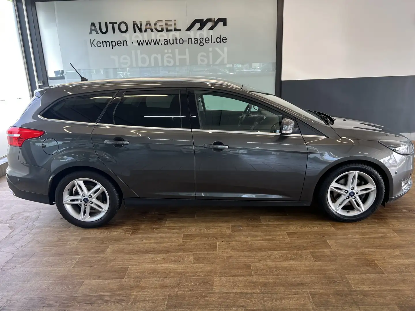 Ford Focus Focus Turnier 1.5 Titanium +NAVI+AHK+PDC+Kamera+ Grijs - 2