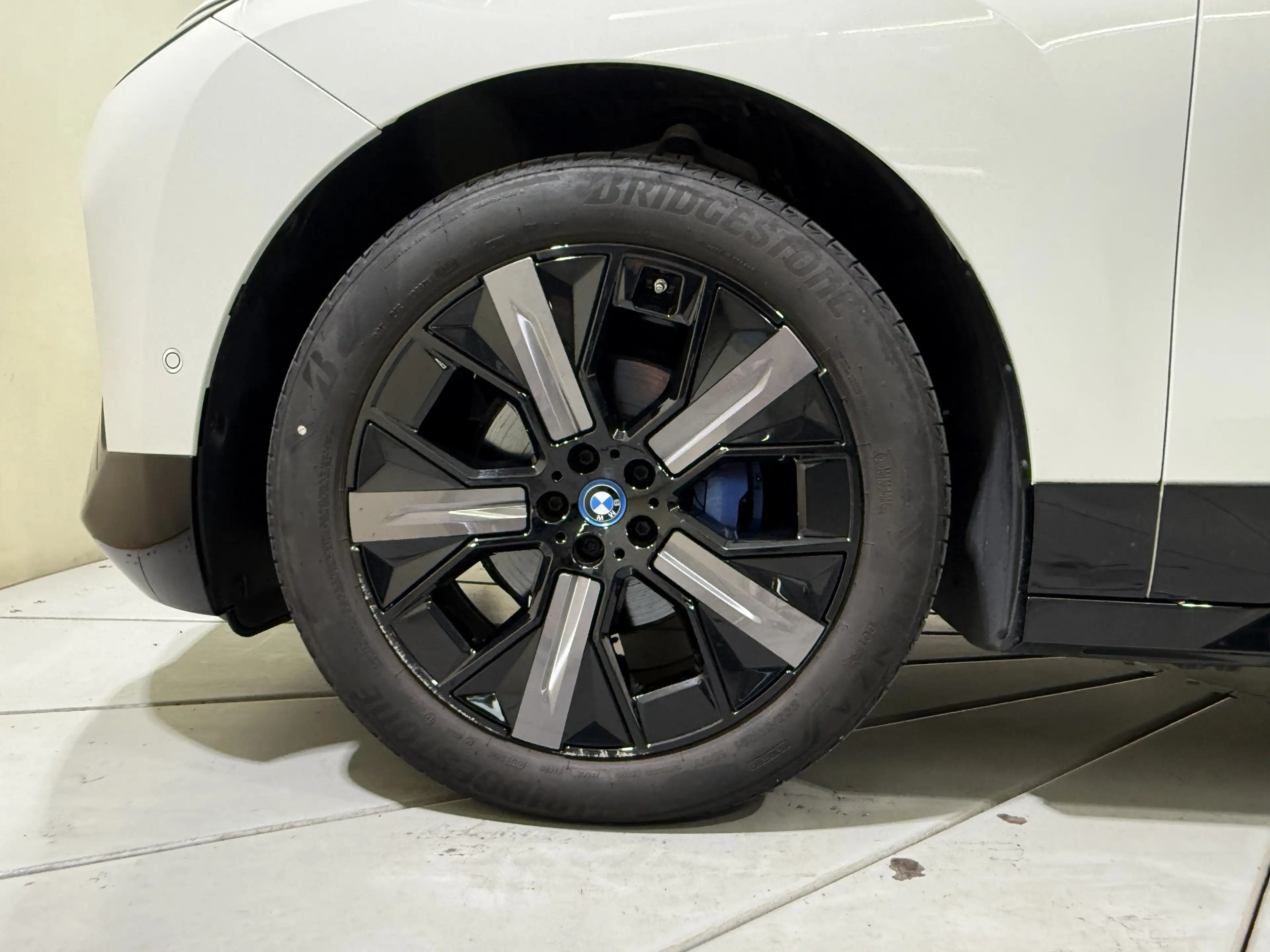 BMW iX xDrive40 Sportpaket AHK ACC 360 HUD HK Laser — photo 8