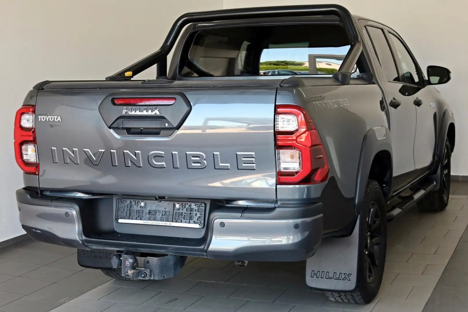 Toyota Hilux 2.8 D-4D Invincible, Rollbügel, Rollo, AHK Grau - 2
