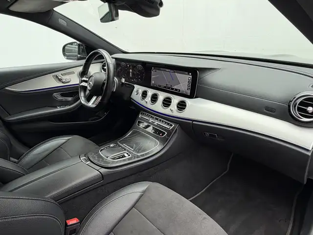Mercedes-Benz 300 view 3