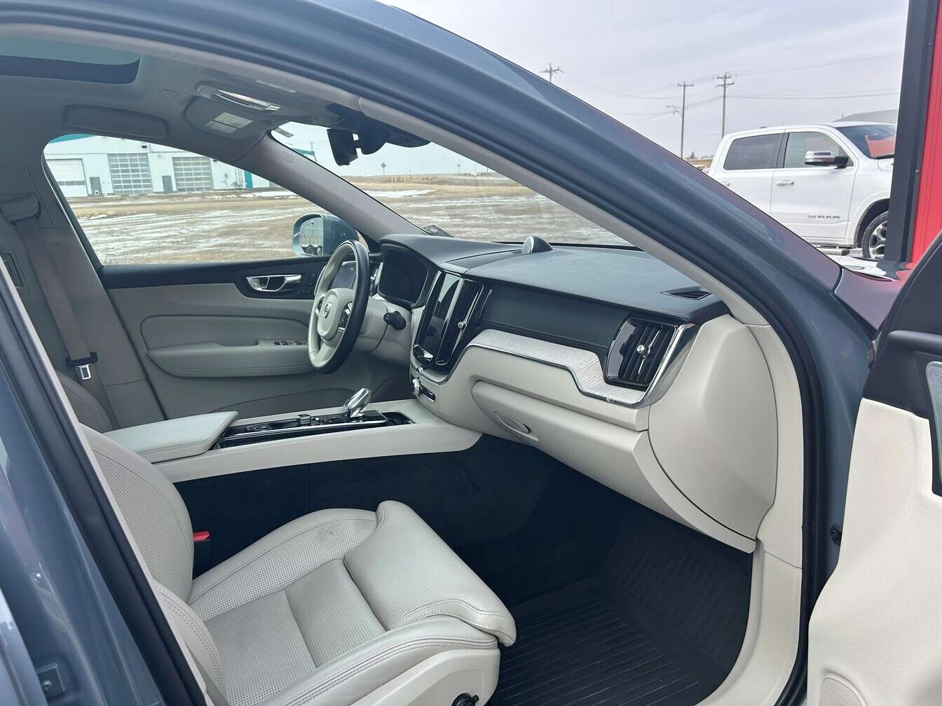 2022 Volvo XC60 Inscription Recharge 4D Utility AWD alt 4