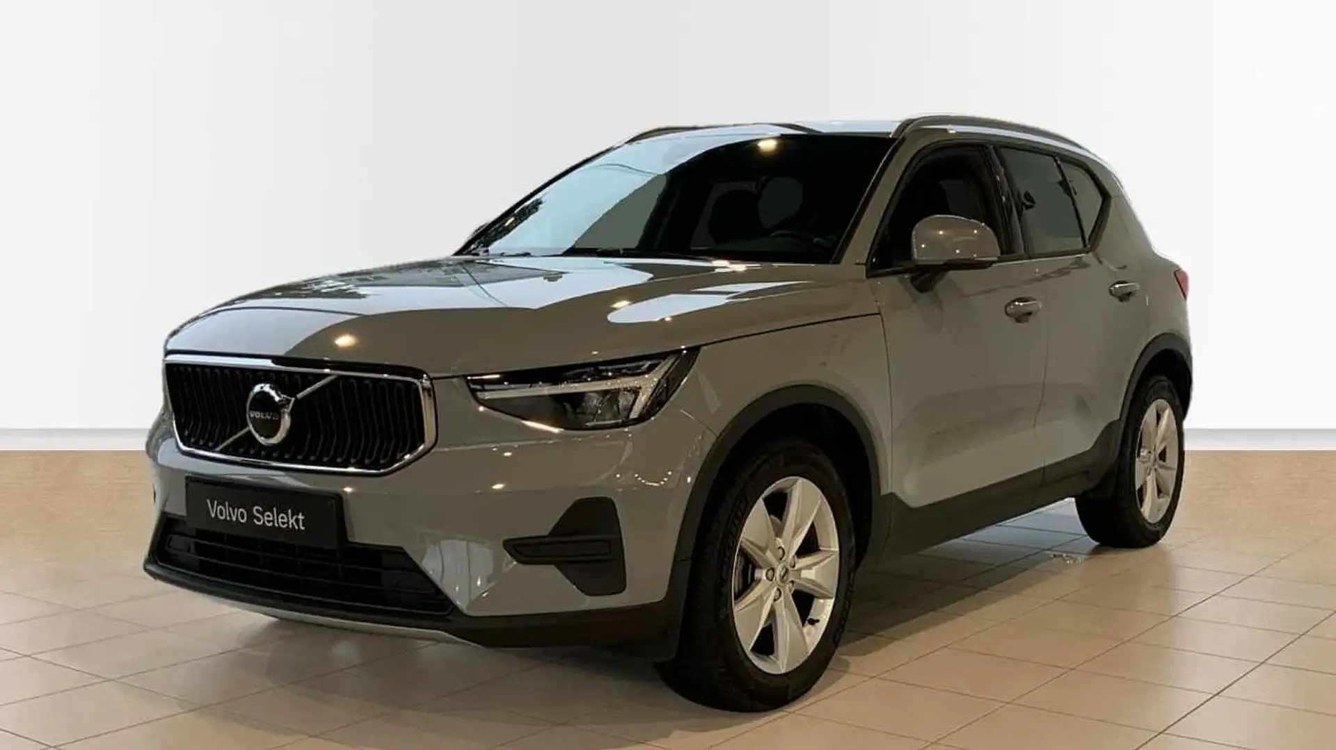 Volvo XC40 Core, T2 Automaat Micro hybrid, Benzine + Navi + P Grijs - 1