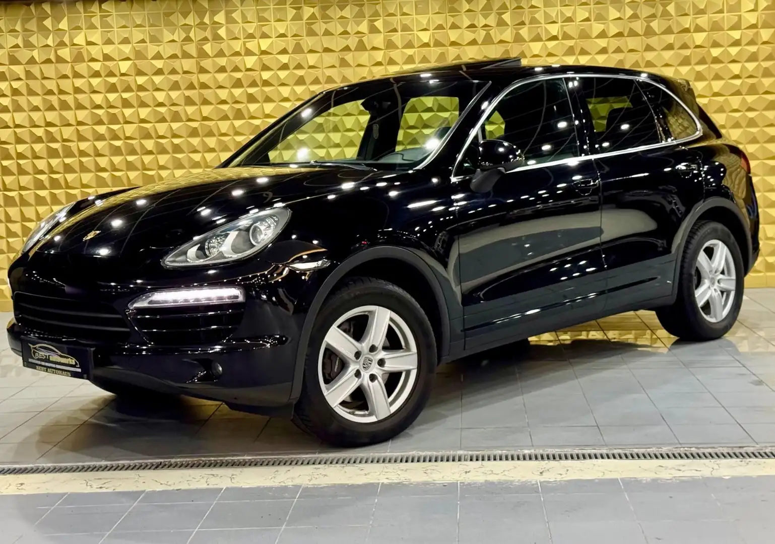 Porsche Cayenne D 3.0*XENON*PCM*S.DACH*SHZ*LEDER*PDC*AHK Schwarz - 1