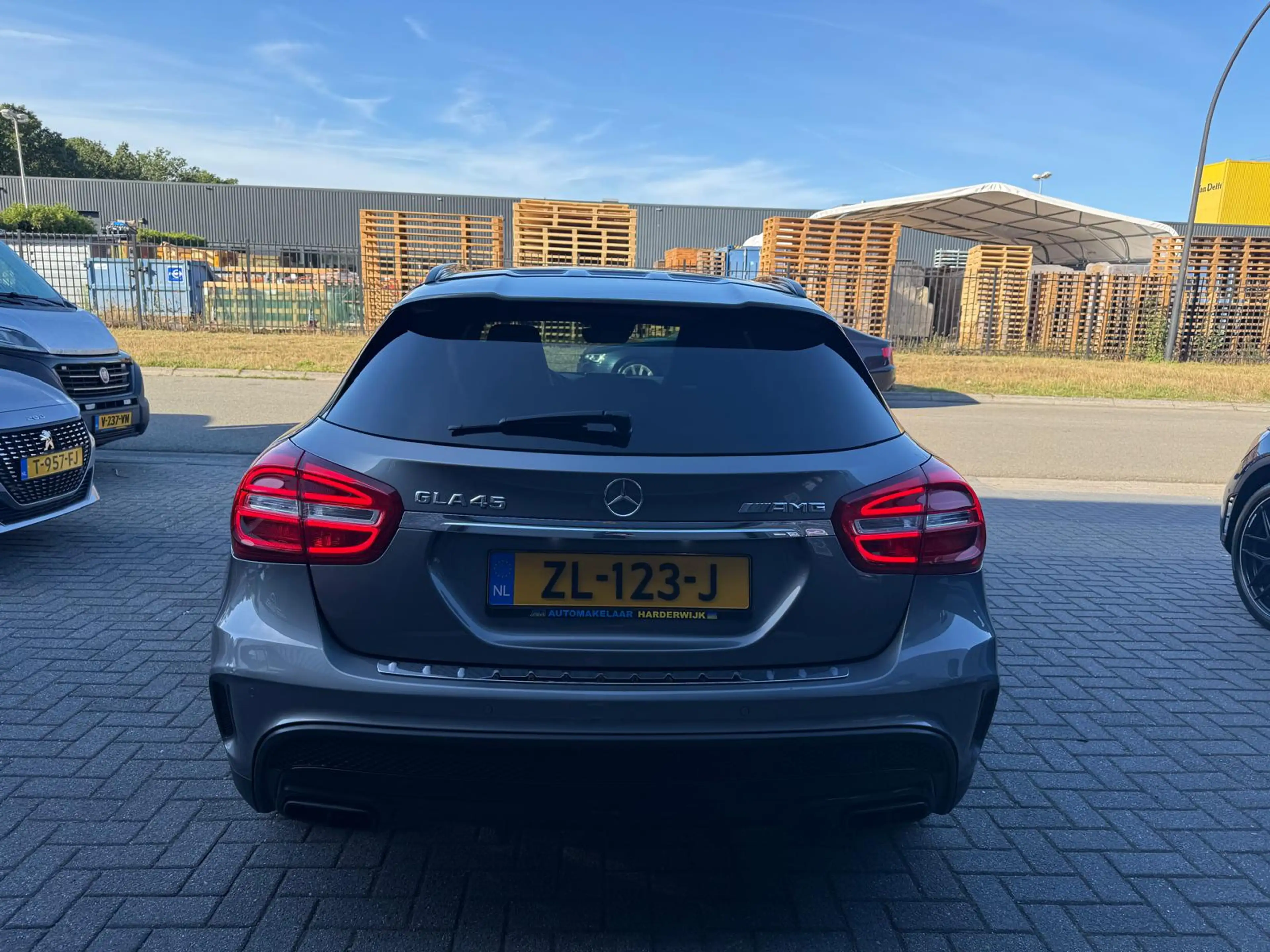 Mercedes-Benz GLA 45 AMG 4MATIC | PANO | XENON | CRUISE | CAMERA | MEMORY | — photo 7