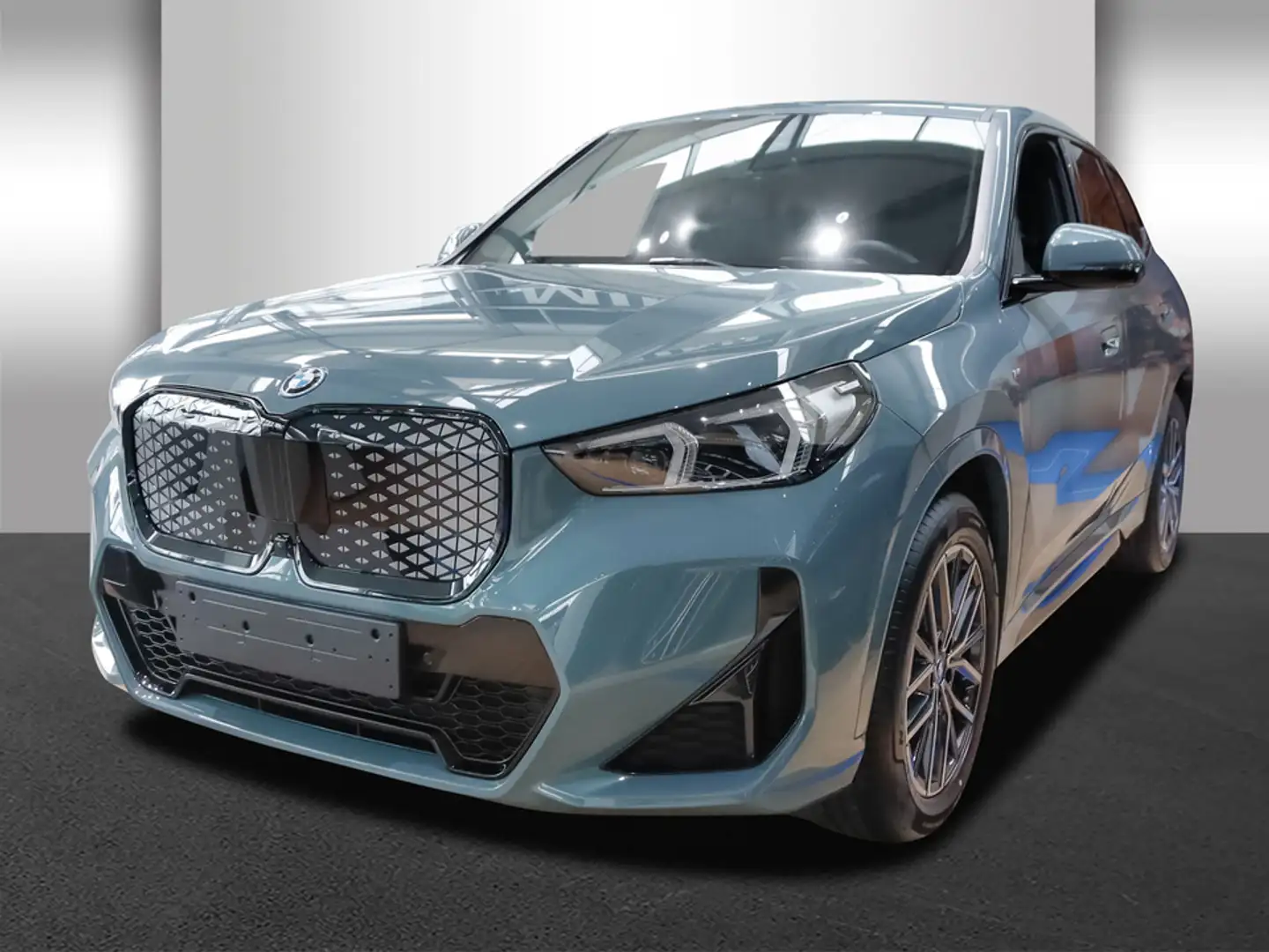 BMW iX1 eDrive20 | M Sport Paket | Innovations Paket | Par Grün - 1