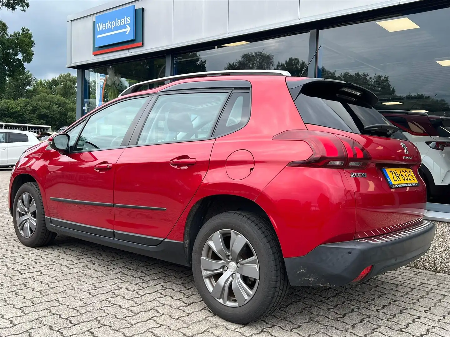 Peugeot 2008 1.2 PURETECH BLUE LION AUTOMAAT AC/CRUISE/NAV/PANO Rood - 2