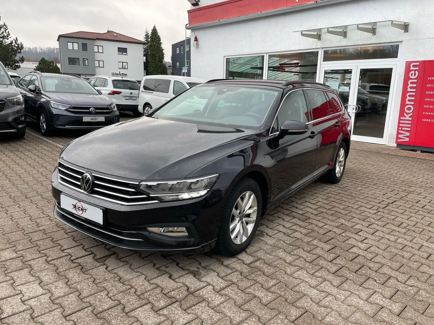 Volkswagen Passat Variant 1.5TSI DSG Business AHK Navi LED SHZ Schwarz - 2