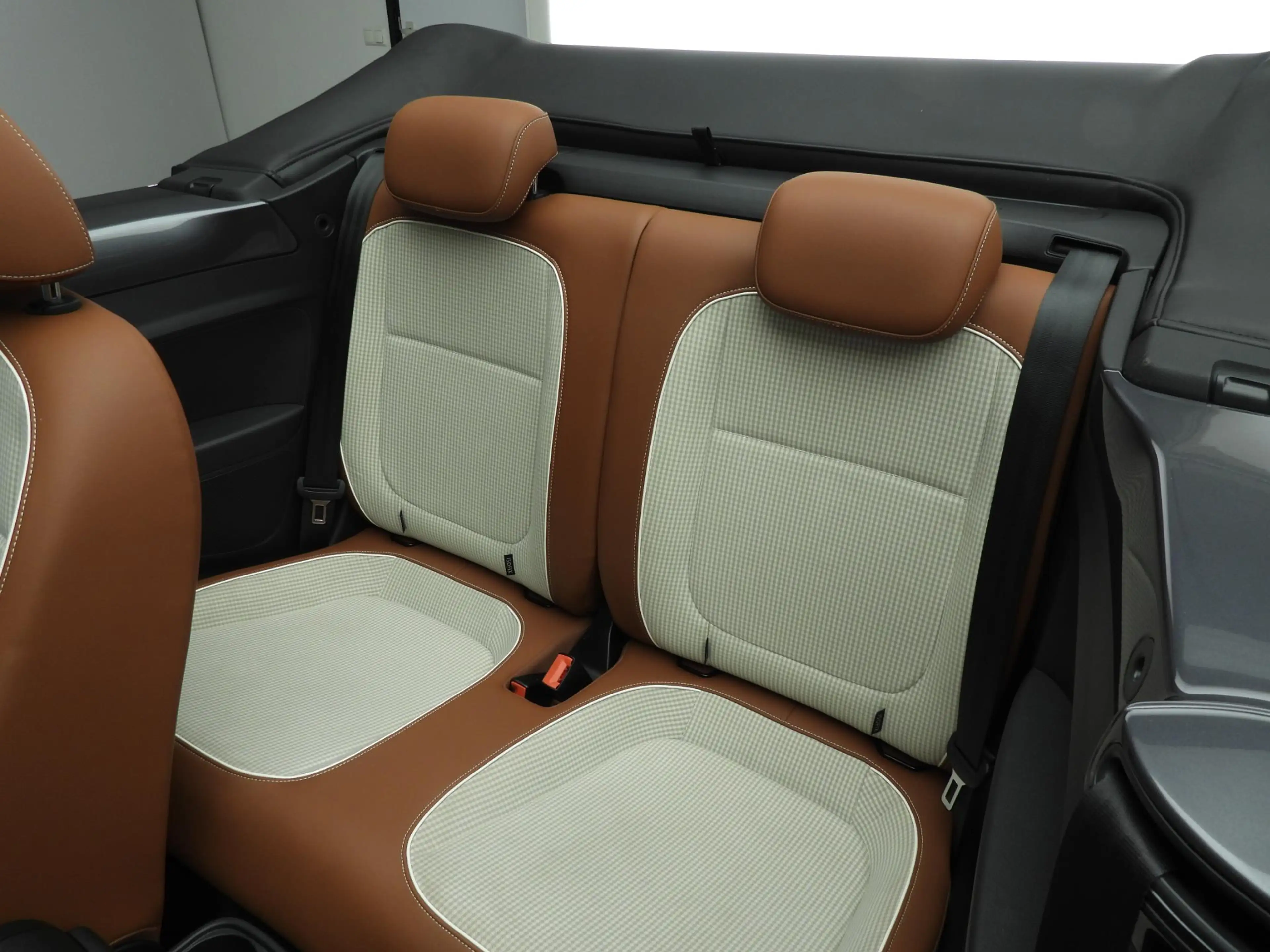 Volkswagen Beetle Cabriolet 1.2 TSI Design | 17" | Stoelverwarming | — photo 8