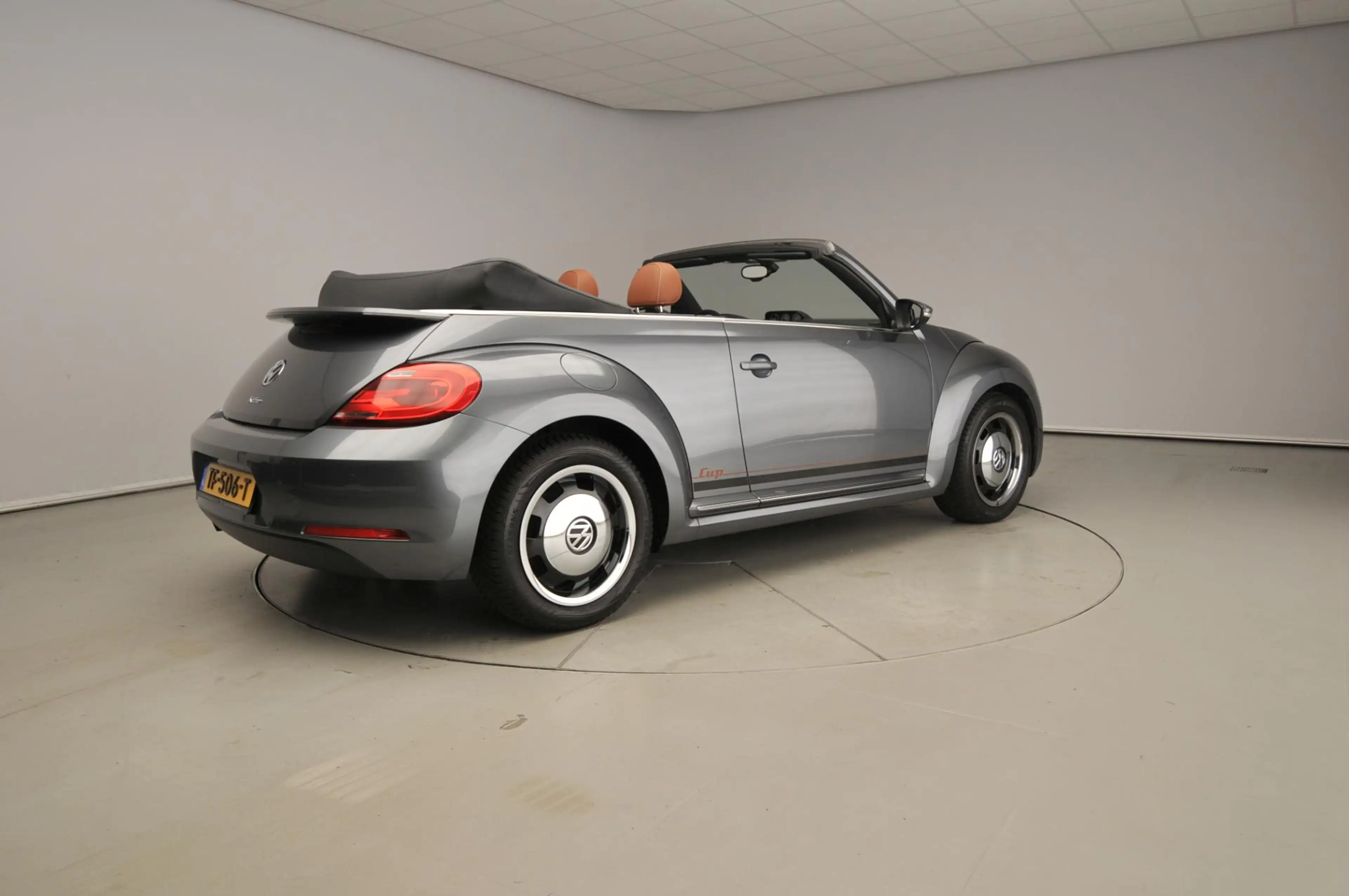 Volkswagen Beetle Cabriolet 1.2 TSI Design | 17" | Stoelverwarming | — photo 2