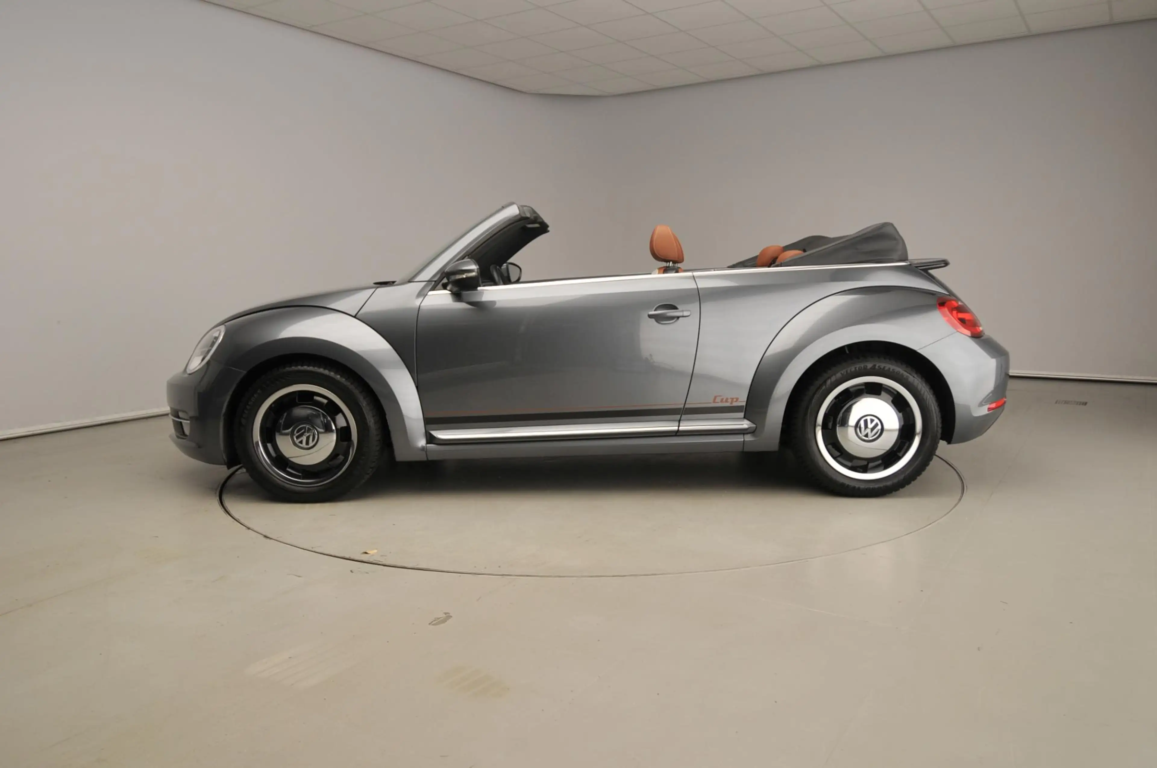 Volkswagen Beetle Cabriolet 1.2 TSI Design | 17" | Stoelverwarming | — photo 3