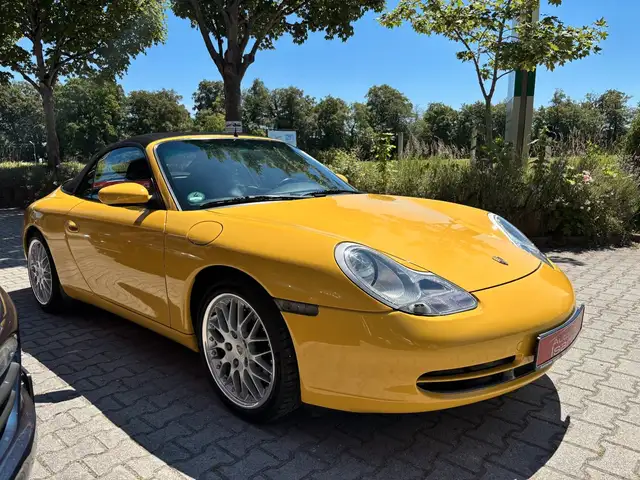 Porsche 911 view 4