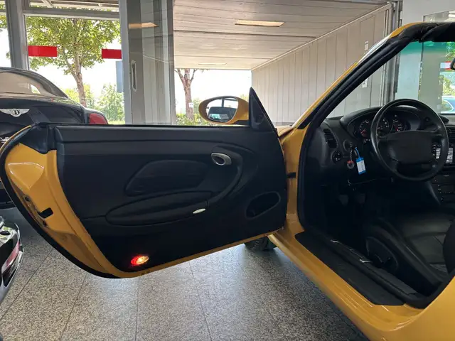 Porsche 911 view 11
