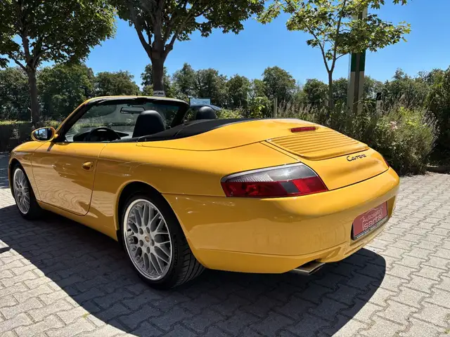 Porsche 911 view 7
