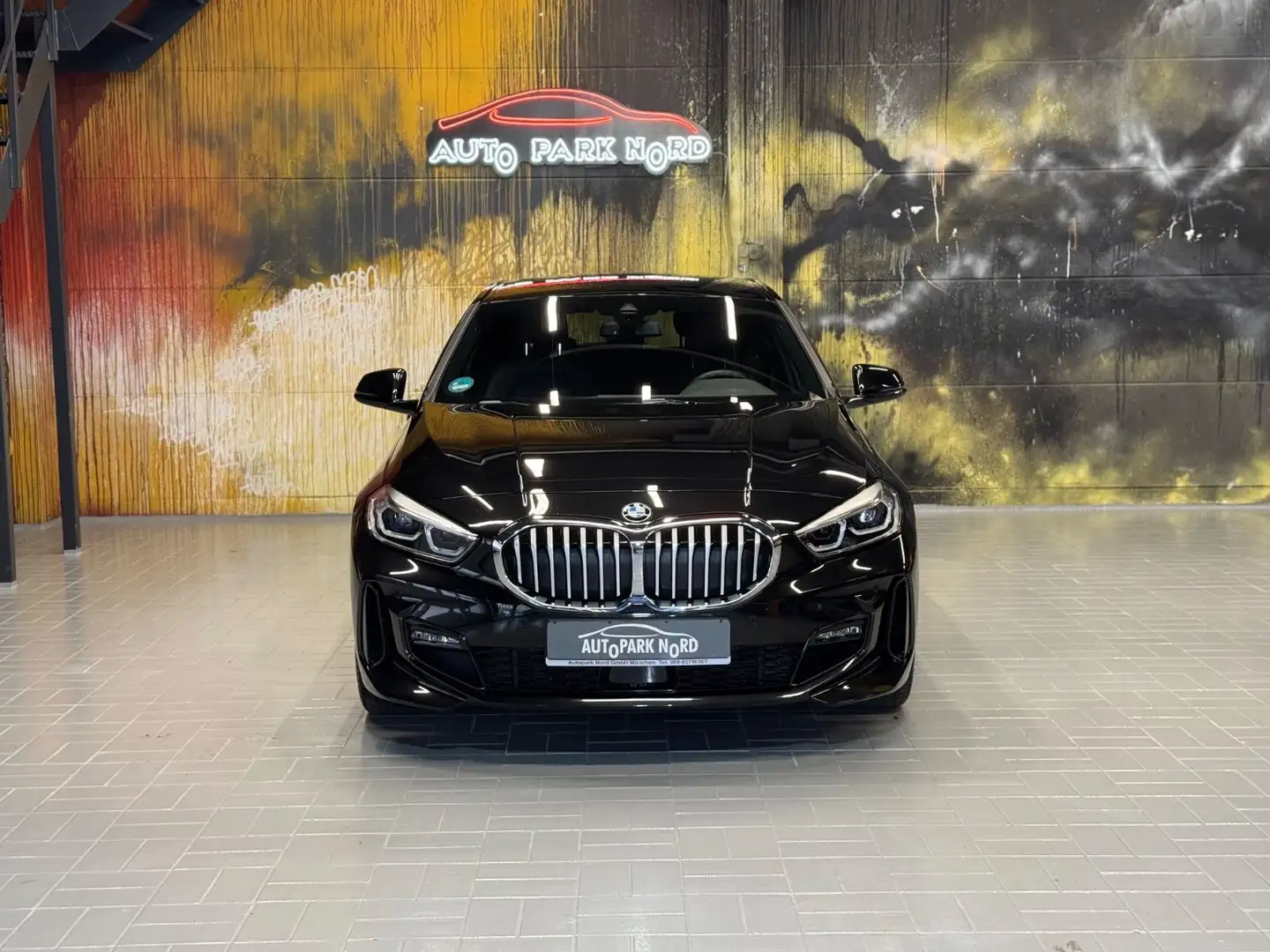 BMW 118 i Aut. M Sport~NAVI~LED~APPLE CARPLAY~PDC Schwarz - 2