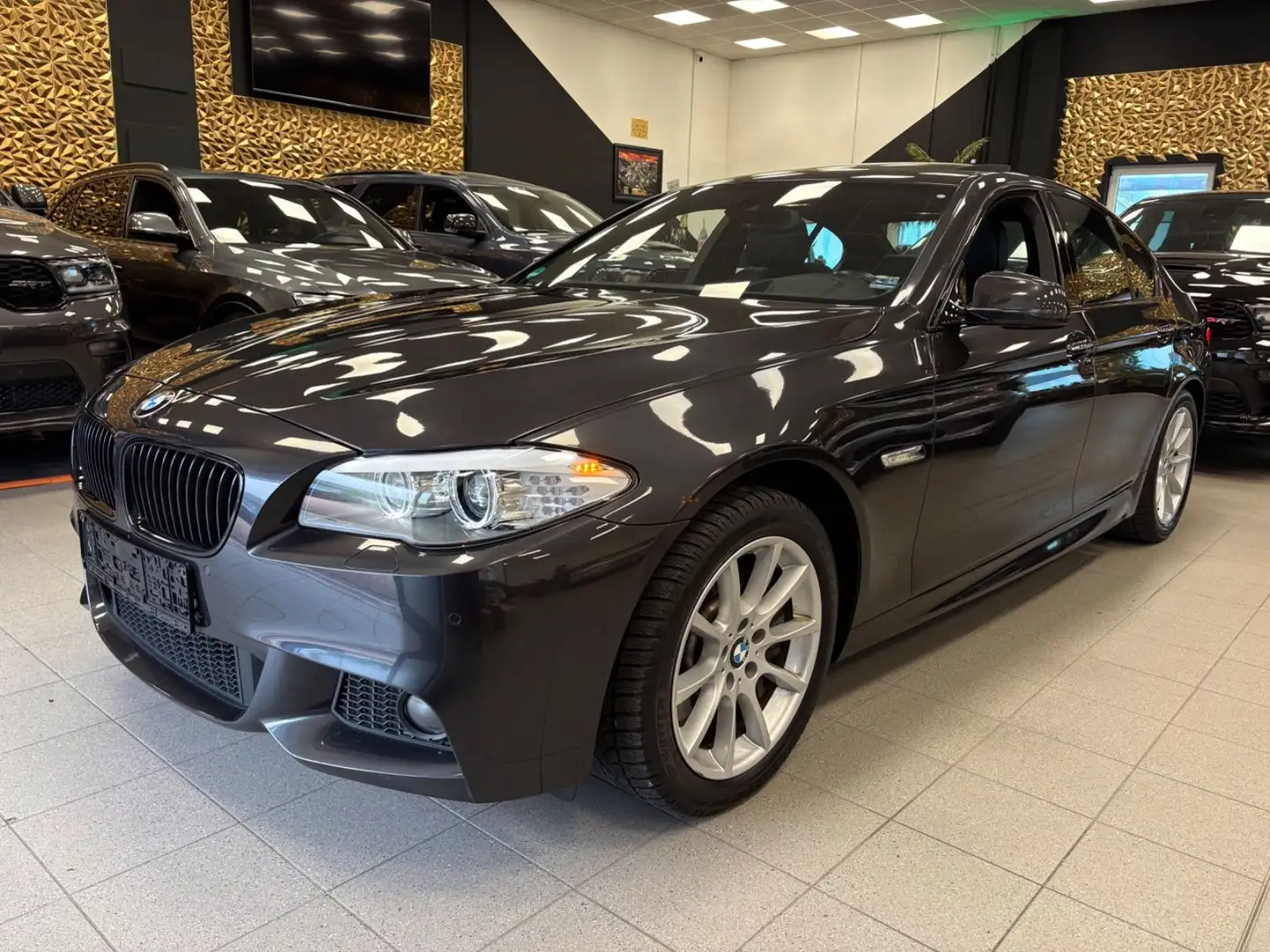 BMW 550 i xDrive/M-Paket/Leder/PDC/Schiebedach/night Grau - 1